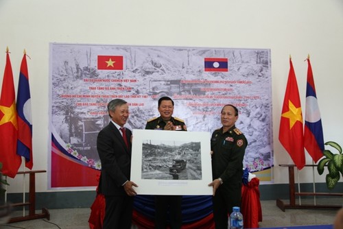 Lễ trao tặng ảnh triển lãm "Đường Hồ Chí Minh Tây Trường Sơn trên đất Lào" - ảnh 1